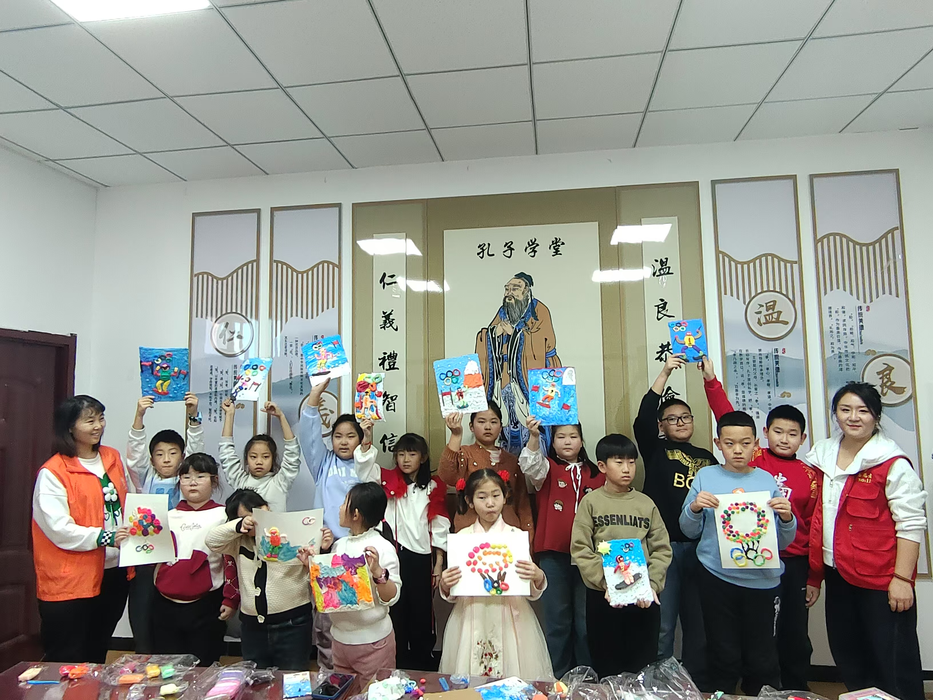 1736477857773677.jpg 大庆市红岗区银河街道温馨社区关工小组开展 “筑梦亚冬,缤纷童趣”手工制作活动 (1).jpg