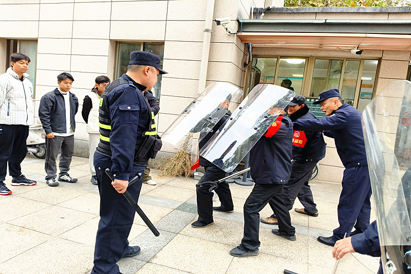江苏省南京市秦淮区蓝旗新村社区进校园开展反恐防暴应急演练活动(2).jpg