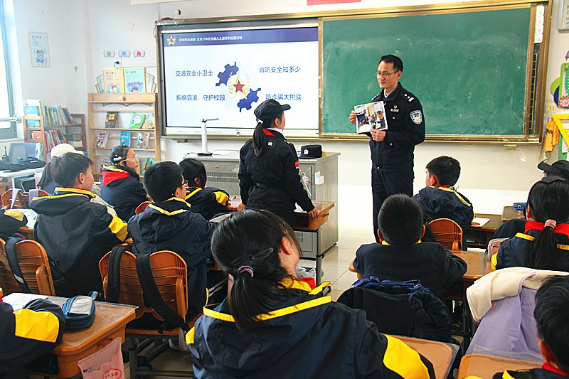 1736642383351291.jpg 江苏省南京市玄武区玄武湖街道关工委联合开展“小小警员,护校平安”职业体验活动 (2).jpg