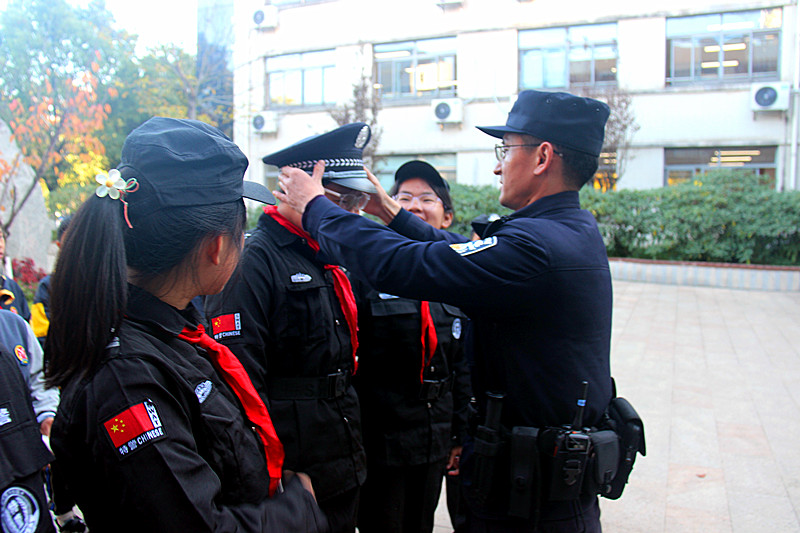 1736642391252915.jpg 江苏省南京市玄武区玄武湖街道关工委联合开展“小小警员,护校平安”职业体验活动 (3).jpg