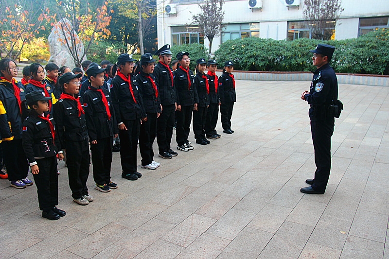 1736642402861407.jpg 江苏省南京市玄武区玄武湖街道关工委联合开展“小小警员,护校平安”职业体验活动 (4).jpg