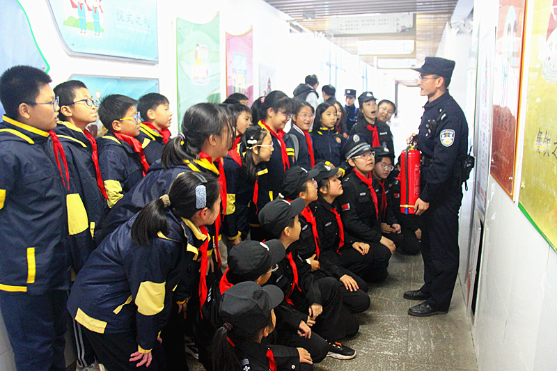 1736642412521330.jpg 江苏省南京市玄武区玄武湖街道关工委联合开展“小小警员,护校平安”职业体验活动 (5).jpg