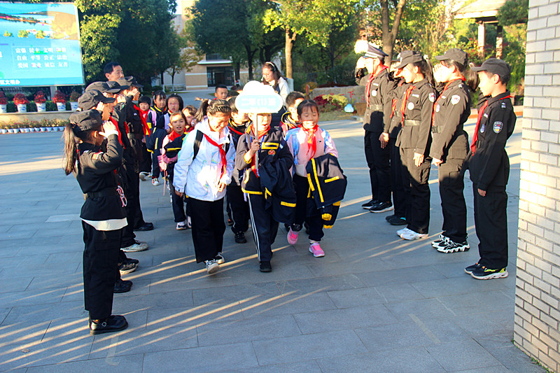 1736642424678730.jpg 江苏省南京市玄武区玄武湖街道关工委联合开展“小小警员,护校平安”职业体验活动 (6).jpg