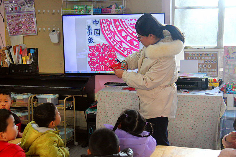 1736642597978284.jpg 江苏省南京市玄武区玄武湖街道关工委联合开展青少年手工剪纸活动(1).jpg