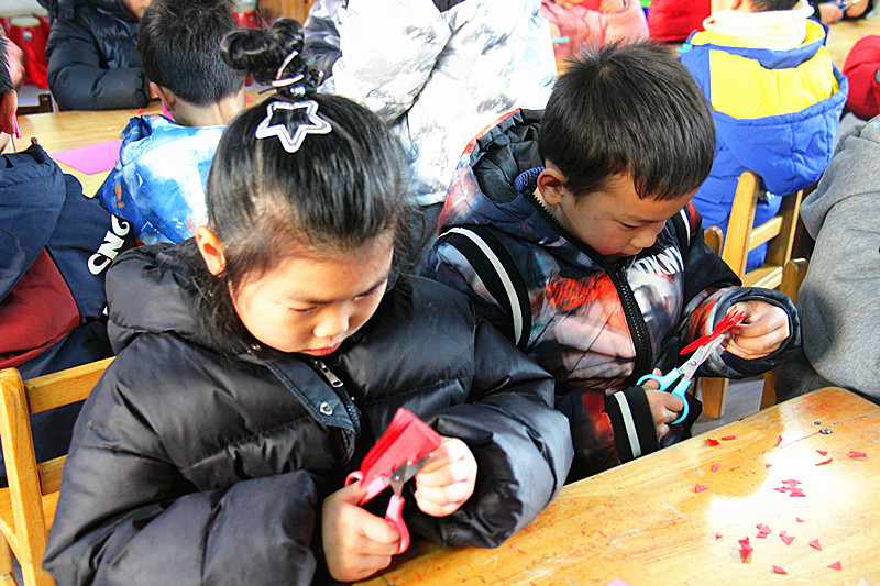 1736642614357739.jpg 江苏省南京市玄武区玄武湖街道关工委联合开展青少年手工剪纸活动(3).jpg