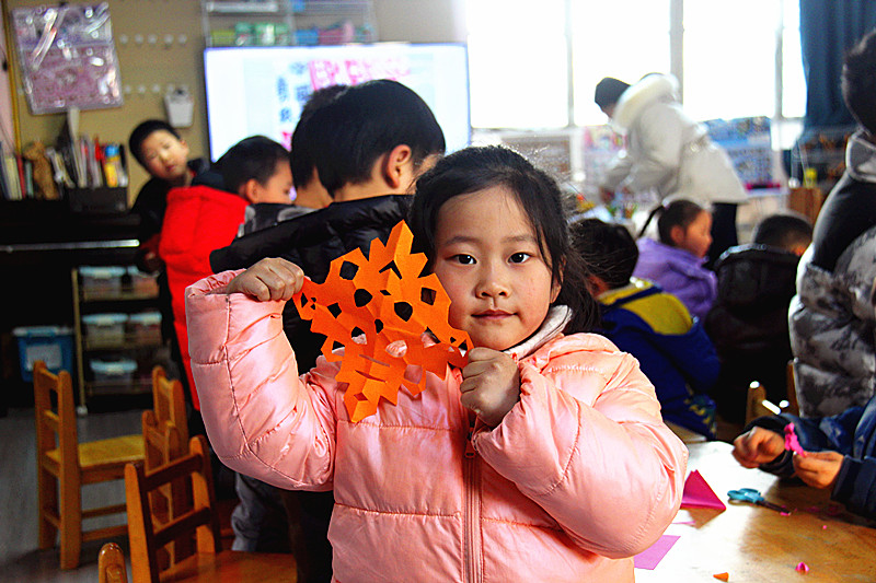 1736642628521476.jpg 江苏省南京市玄武区玄武湖街道关工委联合开展青少年手工剪纸活动(4).jpg