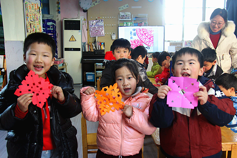 1736642648173150.jpg 江苏省南京市玄武区玄武湖街道关工委联合开展青少年手工剪纸活动(6).jpg