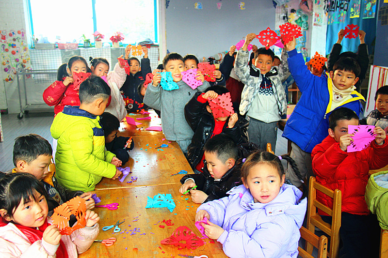 1736642662435340.jpg 江苏省南京市玄武区玄武湖街道关工委联合开展青少年手工剪纸活动(8).jpg