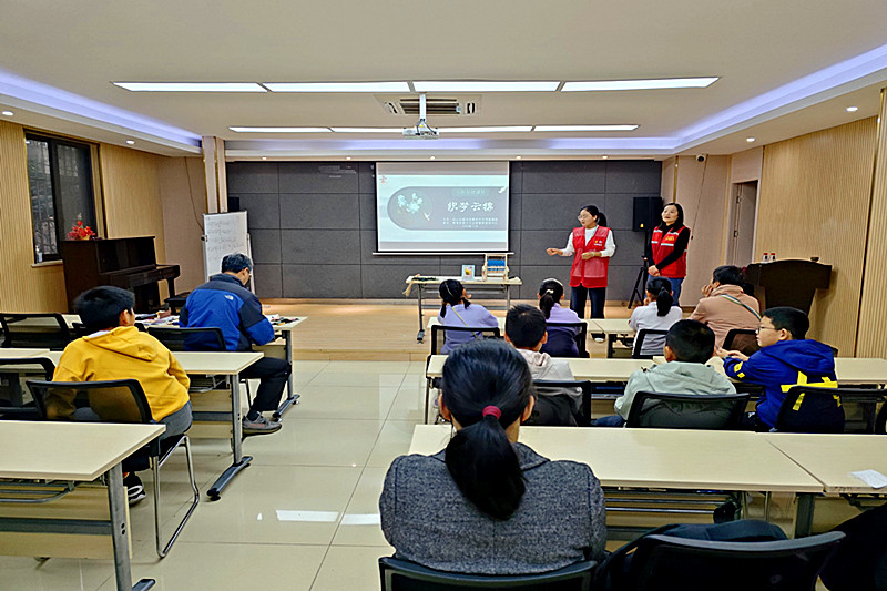 江苏省南京市玄武区红山街道关工委组织开展“七彩非遗课堂——织梦云锦”主题活动(1).jpg