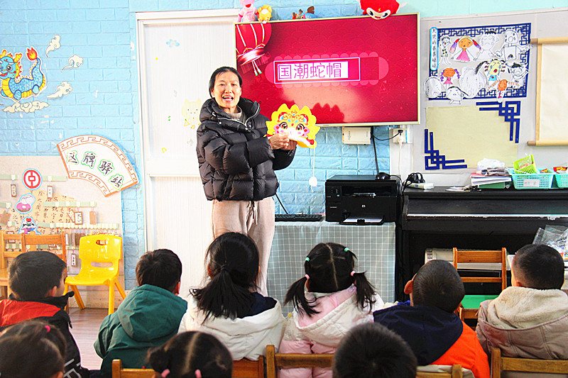 1736811708917827.jpg 江苏省南京市玄武区玄武湖街道关工委联合开展“鸿运当头,喜迎蛇年”国潮蛇帽手工制作活动(1).jpg