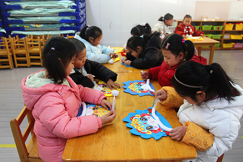 1736811716279326.jpg 江苏省南京市玄武区玄武湖街道关工委联合开展“鸿运当头,喜迎蛇年”国潮蛇帽手工制作活动(3).jpg