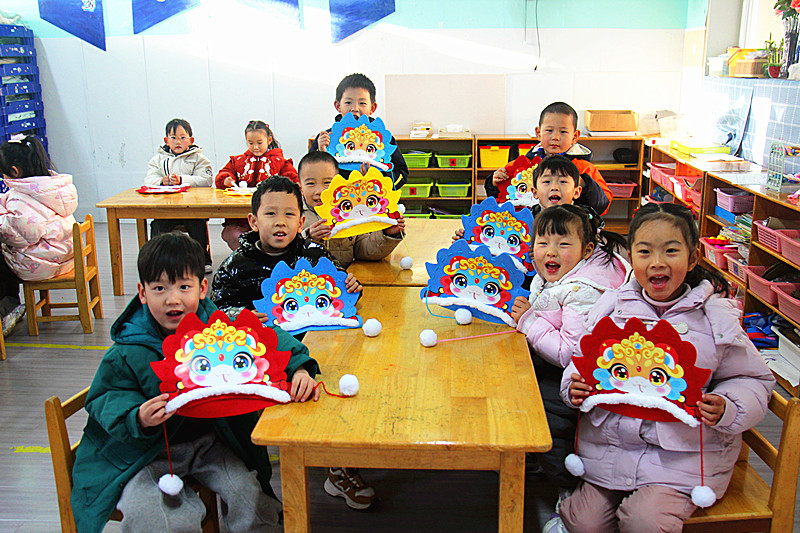 1736811725580521.jpg 江苏省南京市玄武区玄武湖街道关工委联合开展“鸿运当头,喜迎蛇年”国潮蛇帽手工制作活动(4).jpg