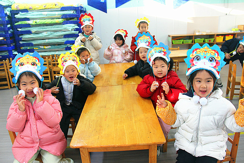 1736811735546684.jpg 江苏省南京市玄武区玄武湖街道关工委联合开展“鸿运当头,喜迎蛇年”国潮蛇帽手工制作活动(5).jpg