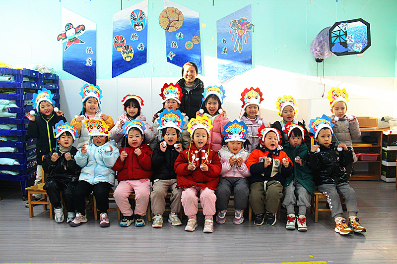 1736811743507040.jpg 江苏省南京市玄武区玄武湖街道关工委联合开展“鸿运当头,喜迎蛇年”国潮蛇帽手工制作活动(6).jpg