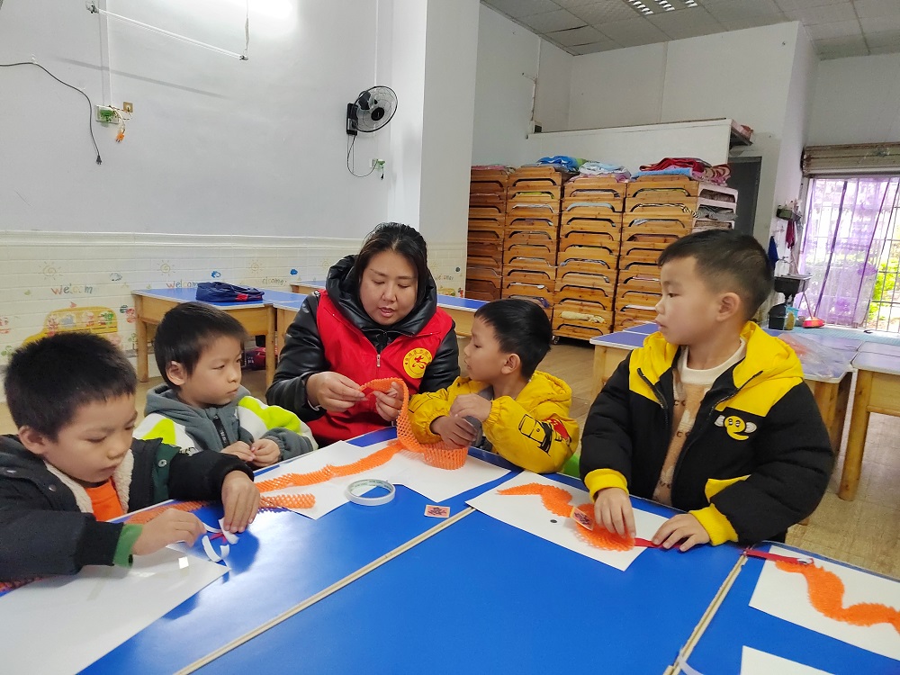1736849082564676.jpg 2025年1月13日蟠龙社区关工领导小组开展“巳蛇迎春归,萌娃送福来”创意手工DIY活动 (2)1.jpg