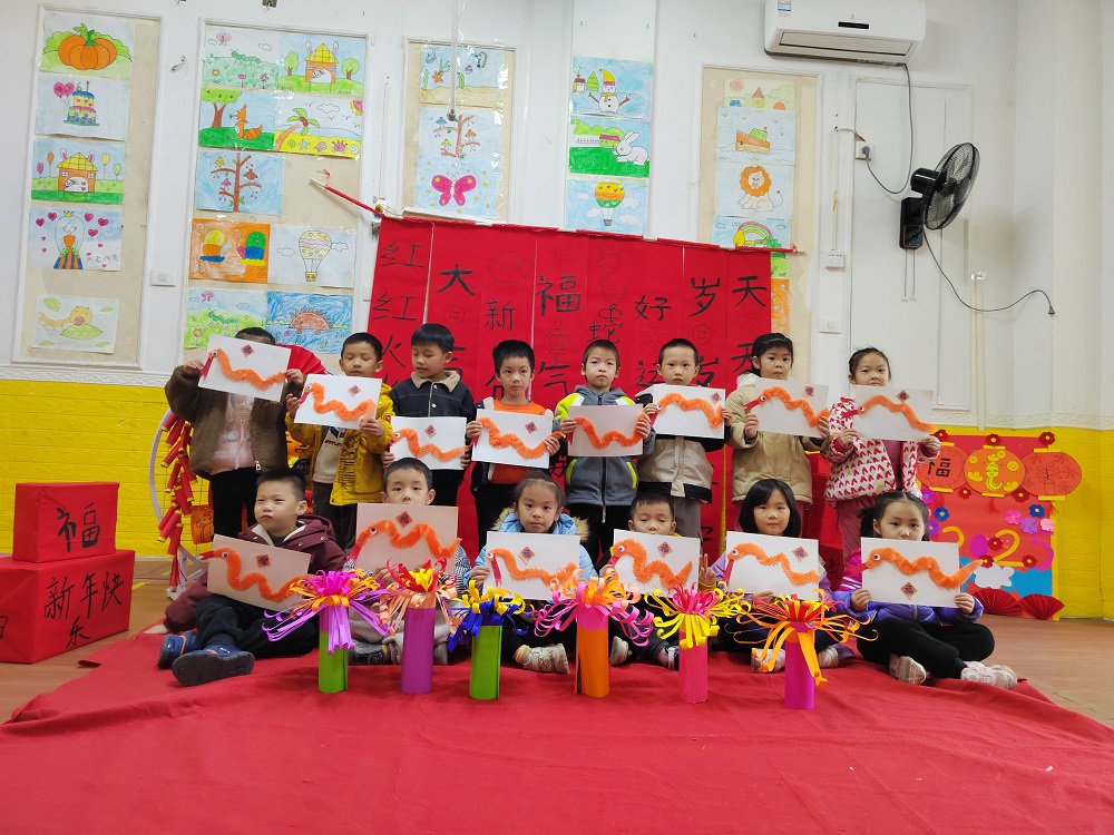 1736849088192426.jpg 2025年1月13日蟠龙社区关工领导小组开展“巳蛇迎春归,萌娃送福来”创意手工DIY活动 (3)1.jpg