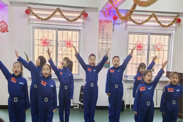 1736928458678787.jpg 幸福社区小学生表演我向往太空.jpg