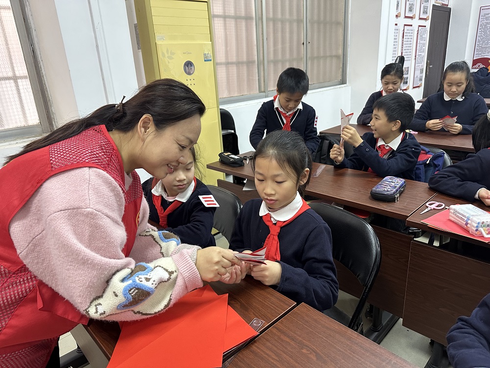 1736928816903113.jpg 小朋友们开始学习剪纸1.jpg