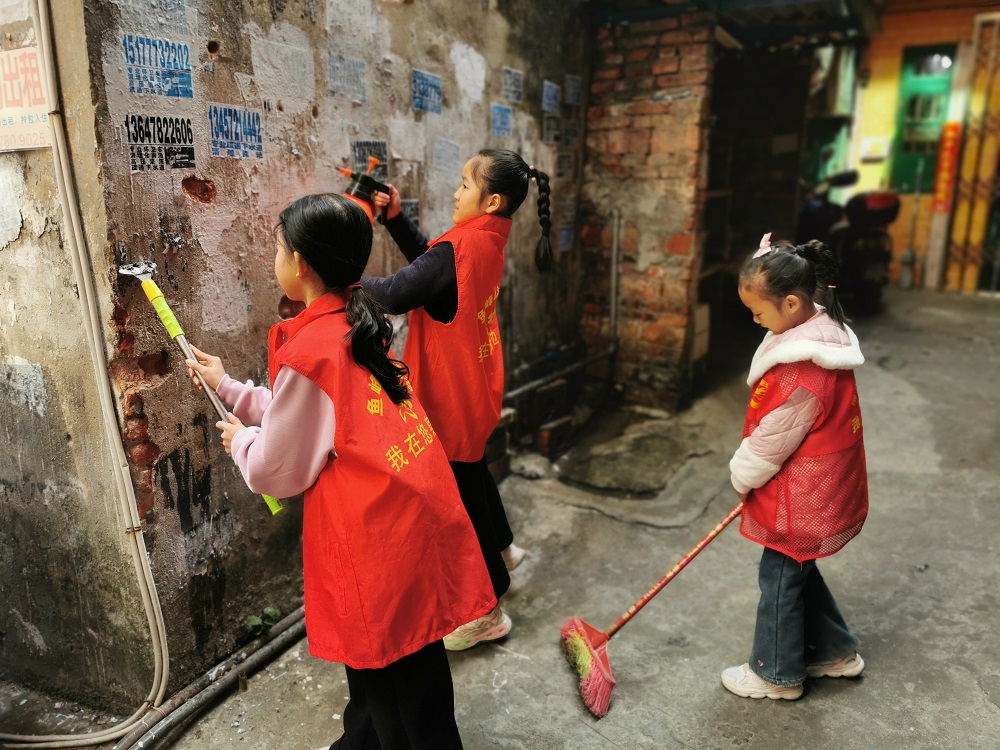 1736928824626236.jpg 青少年开展清洁家园活动1.jpg