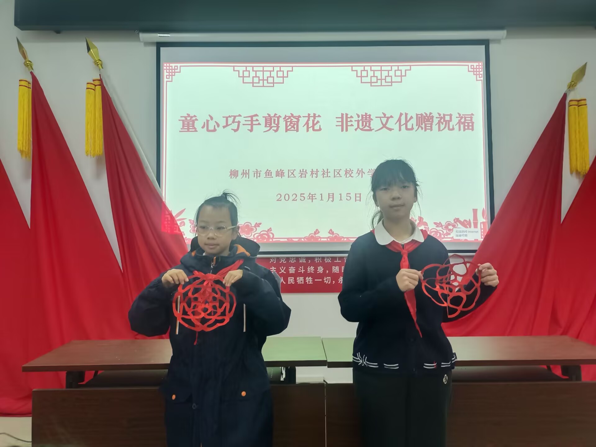 1736928836362139.jpg 青少年展示剪纸.jpg