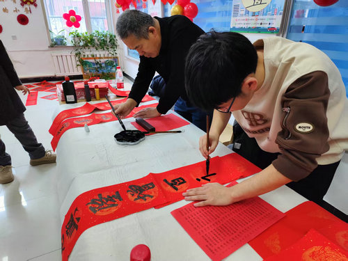 1736949986346113.jpg 机车东社区迎新年书春联活动2_副本.jpg