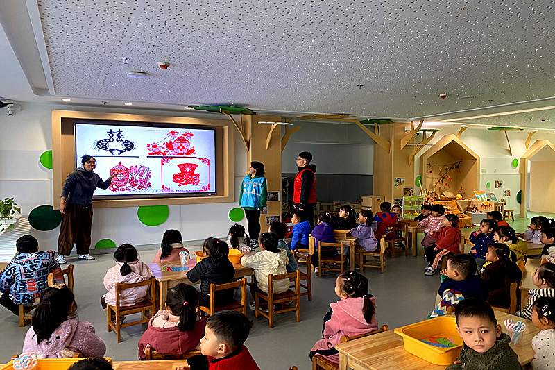 1737069530350013.jpg 江苏省南京市秦淮区紫杨佳园社区关工委联合开展“华章绽放 剪彩传情”非遗剪纸手工活动(1).jpg