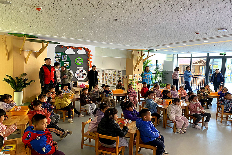 1737069539161170.jpg 江苏省南京市秦淮区紫杨佳园社区关工委联合开展“华章绽放 剪彩传情”非遗剪纸手工活动(2).jpg