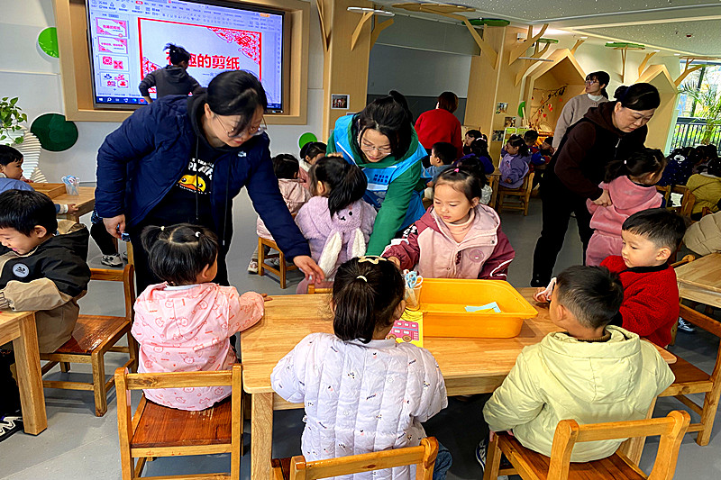 1737069548582533.jpg 江苏省南京市秦淮区紫杨佳园社区关工委联合开展“华章绽放 剪彩传情”非遗剪纸手工活动(3).jpg