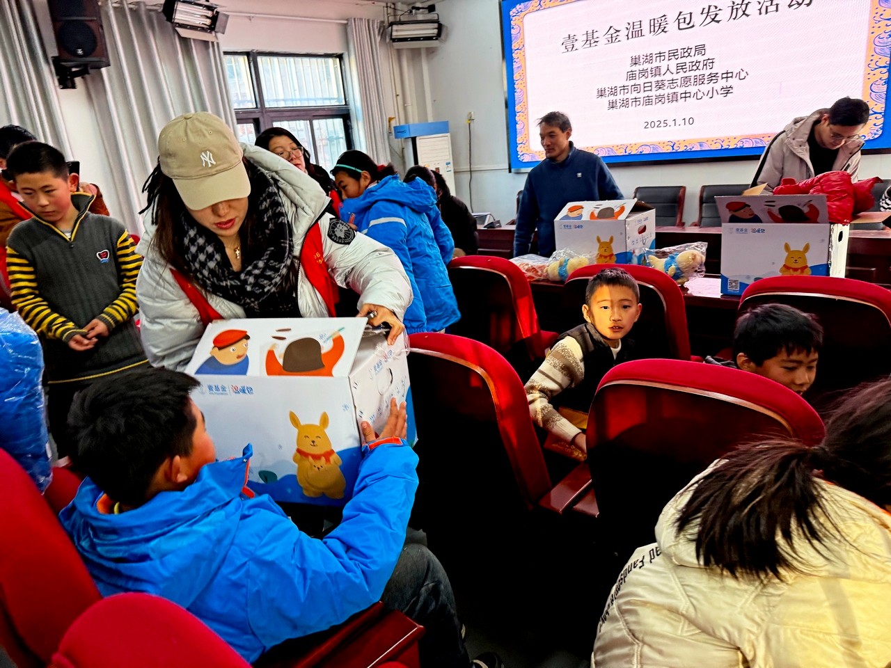 1737097861739216.jpg 志愿者发放温暖包.jpg