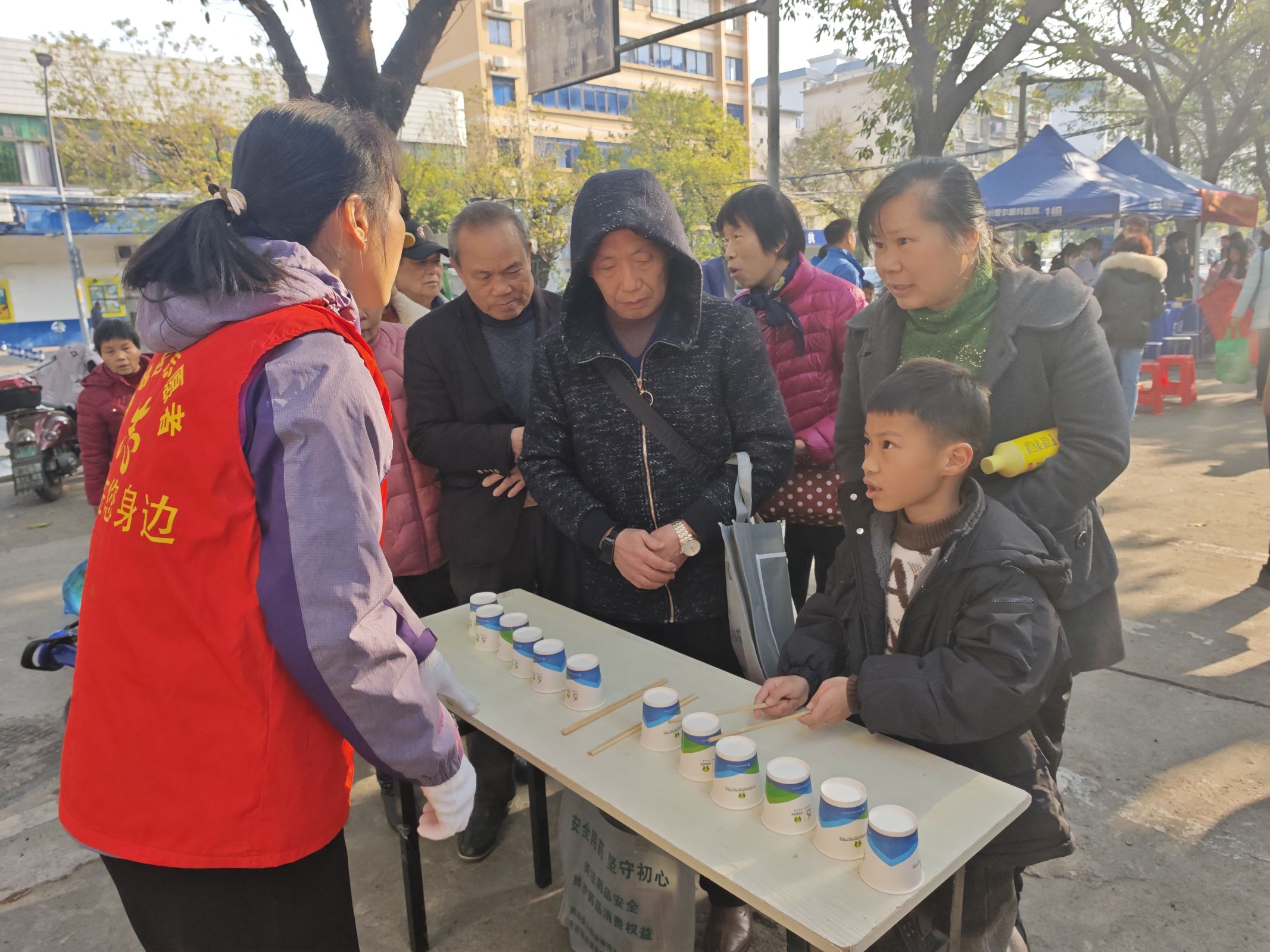 2025年1月16日，居民们参加叠水杯活动.JPG