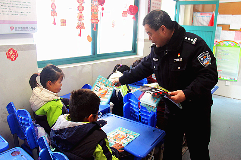 玄武湖街道关工委联合开展“预防未成年人沉迷网络游戏宣传教育”进校园活动 (4).jpg