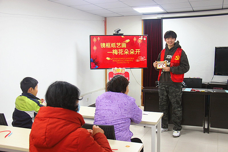 玄武区玄武湖街道东方城社区老年体协开展“镜框纸艺画——梅花朵朵开”手工制作活动 (1).jpg