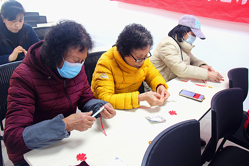 玄武区玄武湖街道东方城社区老年体协开展“镜框纸艺画——梅花朵朵开”手工制作活动 (3).jpg