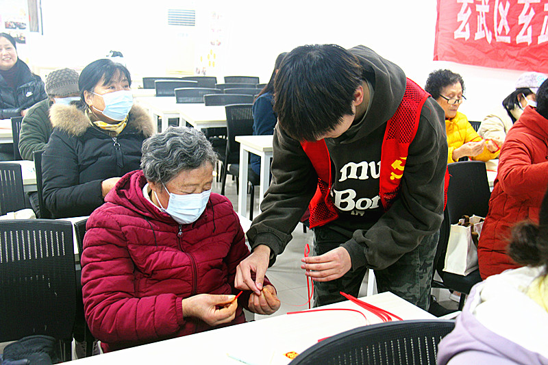 玄武区玄武湖街道东方城社区老年体协开展“镜框纸艺画——梅花朵朵开”手工制作活动 (4).jpg