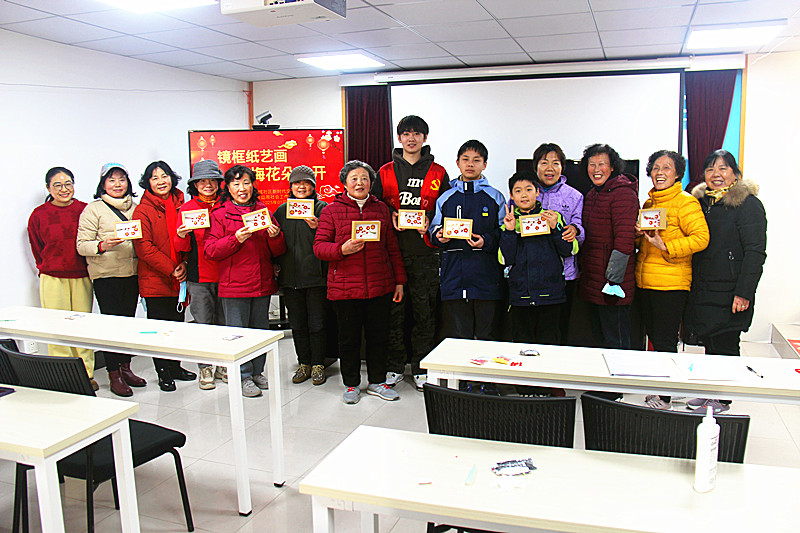 玄武区玄武湖街道东方城社区老年体协开展“镜框纸艺画——梅花朵朵开”手工制作活动 (6).jpg