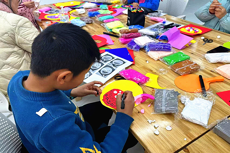 江苏省南京市江北新区临江社区关工委开展“diy汤圆黏土画”手工制作活动 (1).jpg