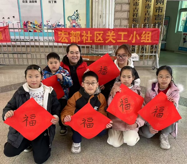1737336235911048.jpg 1月11日,柳南区河西社区宏都社区关工小组开展“写福字、送福字”温暖迎新春”活动5(林彬彬).jpg