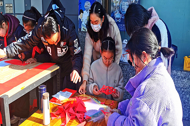 江苏省南京市高淳区固城中心小学开展“挥洒笔墨写新春，墨香四溢年味浓” 迎新春活动(3).jpg