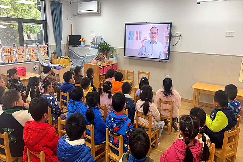 1737416774880256.jpg 江苏省南京市秦淮区东水关社区关工委走进东方红幼儿园开展垃圾分类宣传活动(1).jpg