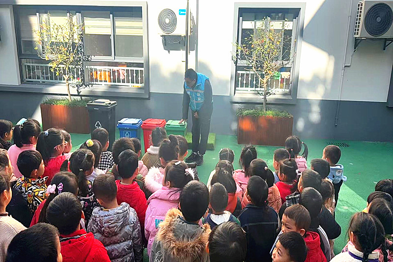 1737416782853354.jpg 江苏省南京市秦淮区东水关社区关工委走进东方红幼儿园开展垃圾分类宣传活动(2).jpg