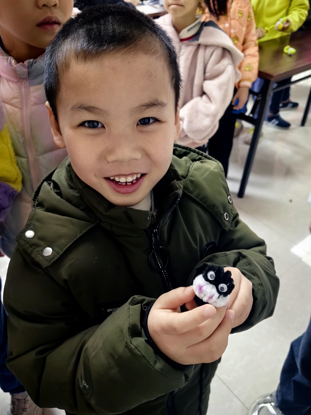小朋友拿着自己的手工作品非常开心1.jpg