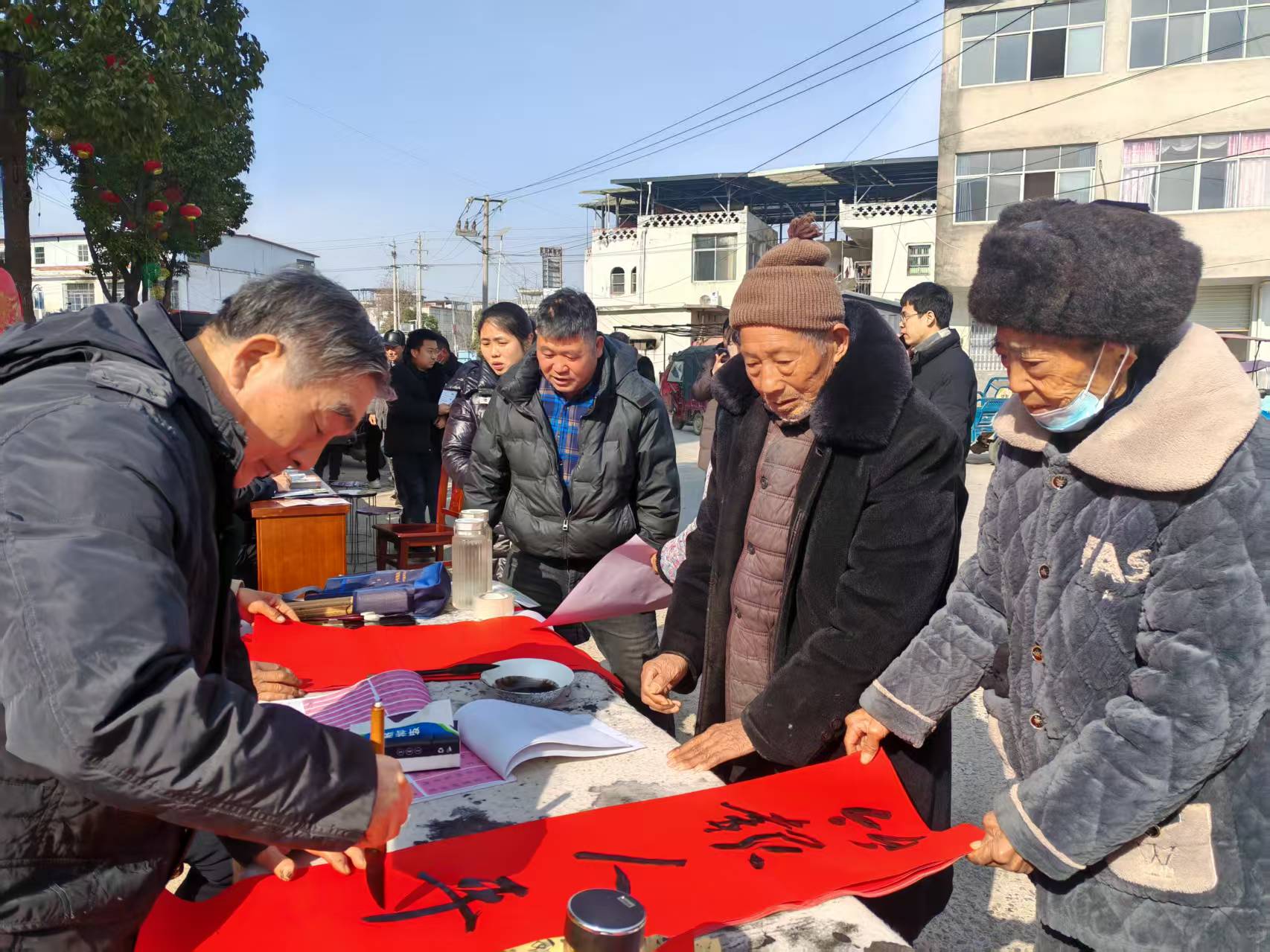 1737454735221494.jpg 文化下乡送春联,翰墨飘香迎新春——安徽省阜南县关工委组织红传书画院送春联下乡1.jpg