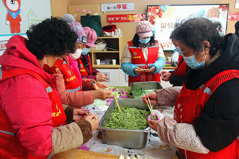 玄武湖街道樱驼花园社区关工委举办“温情聚首 共迎新春”困难家庭团圆饭活动(1).jpg
