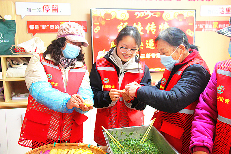 玄武湖街道樱驼花园社区关工委举办“温情聚首 共迎新春”困难家庭团圆饭活动(2).jpg