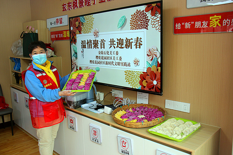 玄武湖街道樱驼花园社区关工委举办“温情聚首 共迎新春”困难家庭团圆饭活动(3).jpg