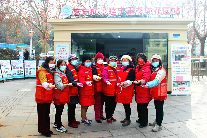 玄武湖街道樱驼花园社区关工委举办“温情聚首 共迎新春”困难家庭团圆饭活动(5).jpg