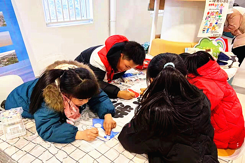 1737502779875440.jpg 江苏省南京市鼓楼区宝塔桥街道联合开展“蛇舞成长 智趣冬韵”缤纷蛇年主题活动(4).jpg