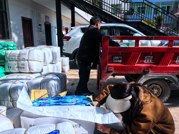 1737508984434648.jpg 慰问物品整理装车.jpg