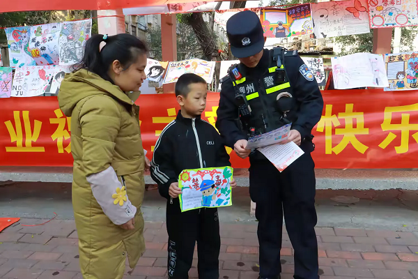 1737531831998656.png 月16日,柳南区鹅山街道车辆厂东社区关工小组开展“安全快乐过寒假 无毒教育来护航”禁毒手抄报展示活动2(李海雪).png