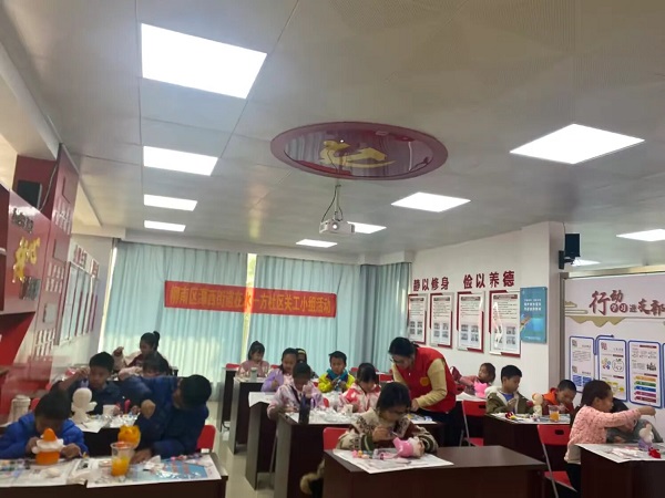 1月15日，柳南区潭西街道在水一方社区关工小组联合桂林银行开展“描绘灿烂&nbsp; 存储梦想”存钱罐涂鸦DIY活动2（陈洁）.jpeg